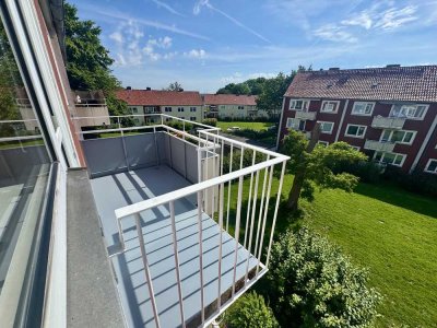 Frisch renovierte 3-Zimmer-Wohnung mit Balkon und schönem Blick ins Grüne