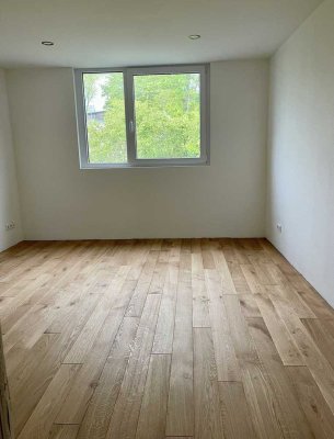 Modernes Zimmer und Mitbenutzung Wohnzimmer/ Küche/ Bad im Erstbezug in Großbettlingen