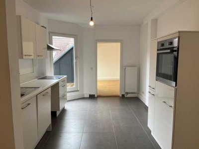 Sehr schön sanierte Wohnung mit Balkon, Parkettböden und Wohnküche in stilvollem Altbau!