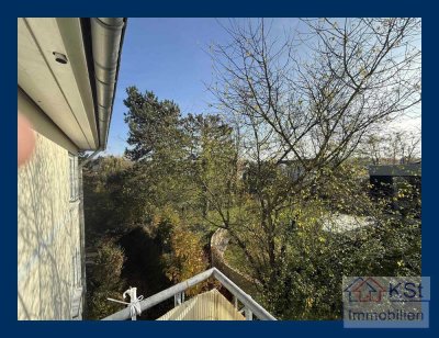 Sofort bezugsfrei! Interessante Dachgeschosswohnung mit Weitblick – hell, modern & zentral!