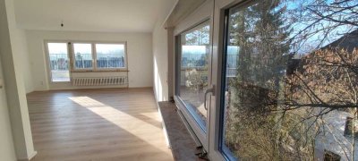 Kernsanierte 2,5-Zimmer-Wohnung mit Dachterrasse in sehr guter Lage