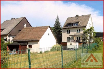 Zweifamilienhaus mit riesigem Grundstück