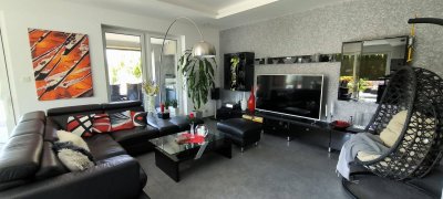 Modernes Einfamilienhaus mit Doppelgarage und Pool