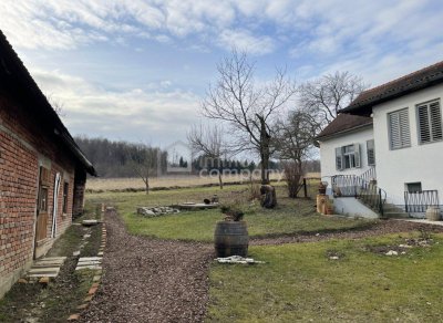 Schönes Bauernhaus mit Nebengebäuden für Selbstversorger