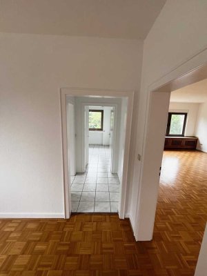 Schöne, 80 m² große 2,5-Zimmer-Wohnung für Singles oder Paare in Essen-Haarzopf.