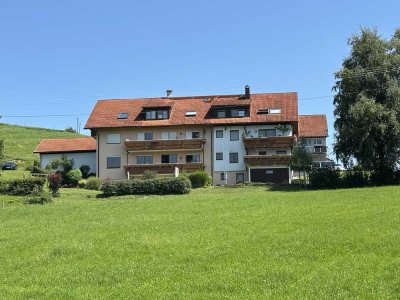 Geschmackvolle, gepflegte 4-Raum-Erdgeschosswohnung mit Balkon und Einbauküche in Weißensberg
