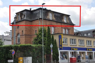 Sehr zentral gelegene Wohnung mit hohen Räumen neu  saniert / renoviert.