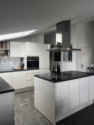 3 Zimmer-DG-Wohnung mit Balkon und Einbauküche zu vermieten