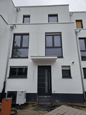 Neubau trifft Lebensqualität – Ihr energieeffizientes Reihenmittelhaus mit Stil und Komfort!
