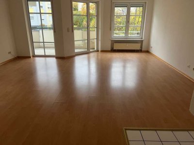 Lichtdurchflutete 3-Zimmerwohnung mit Balkon, Kamin und 1TG-Stellplatz