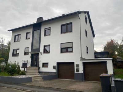 Großzügiges 3 - Familienhaus mit Garagen in Burgschwalbach