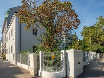Luxuriöse Stadtvilla mit Garten und Garagen in zentraler Grünlage