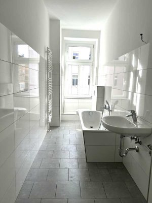 VIDEORUNDGANG, NEUES BAD, NEUES LAMINAT, MODERNE EBK, 2 Raum Wohnung, Wannenbad mit Fenster !!!