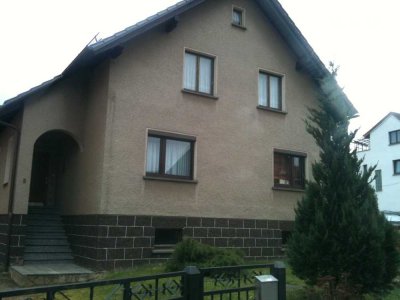 Einfamilienhaus mit sieben Zimmern + Garage + Garten