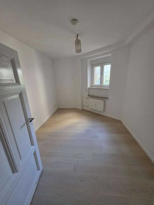 Modernisierte 2 Zi.-Altbau-Wohnung im Herzen von Bockenheim!
