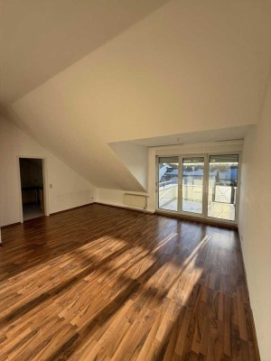 Lichtdurchflutete, charmante Dachgeschosswohnung mit Küche & Balkon