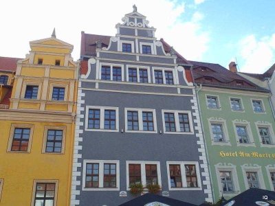 Große 2-Zimmer-Wohnung mit geräumiger Wohnküche und Parkettboden * direkt am Markt *
