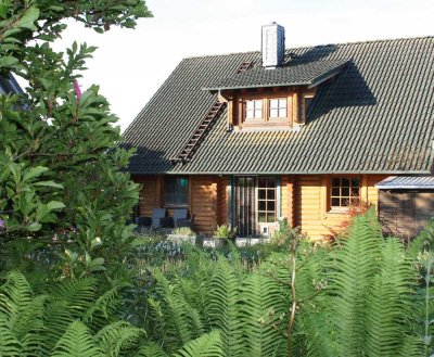 „Honka-Blockhaus/Holzhaus mit Kamin, Gartenidylle & Carports“