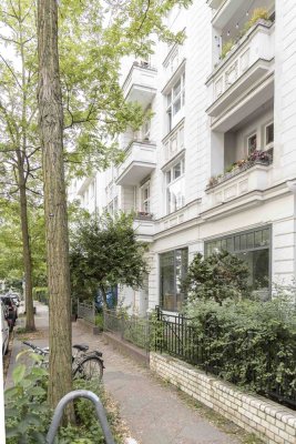 Modernisierte 3,5-Zimmer-Wohnung mit Balkon und Einbauküche in Berlin