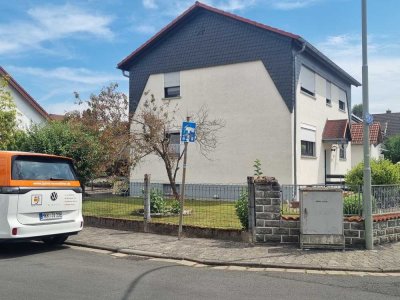 Perfekte Kapitalanlage: Zweifamilienhaus mit Doppelgarage und Stellplätzen