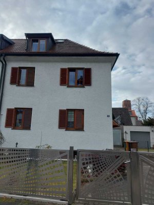 Charmante Doppelhaushälfte mit Garten in zentraler Lage von Augsburg-Lechhausen