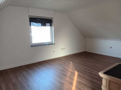 2 Zimmer Dachgeschosswohnung mit älterer Einbauküche