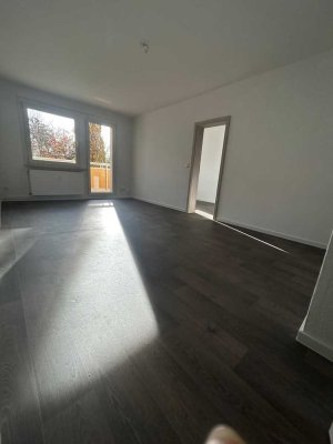 sonnige 4-Zimmer-Wohnung und Balkon und Aufzug