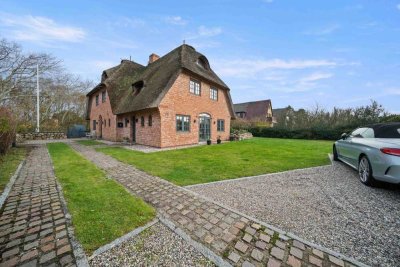 gemütliche Doppelhaushälfte unter Reet mit großem Garten