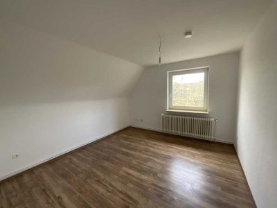 Geräumige 4-Zimmer-Wohnung mit Dusche und Singleküche in Wilhelmshaven City zu sofort!