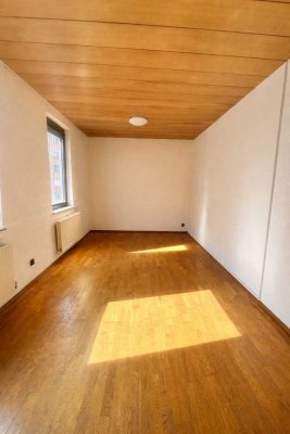 Befristet: Attraktives Möbliertes Zimmer in einer 6erWG mit Einbauküche in Stuttgart