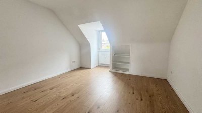 Nähe Plärrer ! Helle 4-Zi-DG-Whg.  84 m², moderne Einbauküche, 3.OG ohne Aufzug