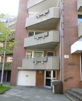 Flehe: Helle 3-Zimmer-Wohnung mit Dachterasse in Rheinnähe WG-geeignet