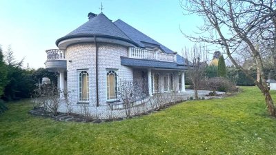 Architektonisch reizvolles Einfamilienhaus mit einem großen Grundstück