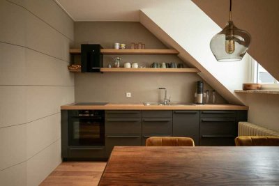 Altbauflair trifft modernes Wohnen – stilvolle Dachgeschosswohnung mit Dachterrasse