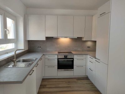 Schicke Neubauwohnung mit Einbauküche - neuwertig