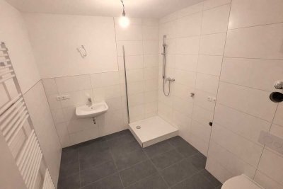 Erstbezug nach Kernsanierung: Zentral gelegene 3-Zimmer Wohnung mit zwei Balkonen im 1. OG