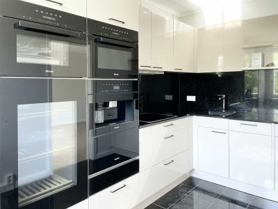 Luxus-3-Zimmer-Wohnung mit hochwertiger Einbauküche, Balkon &  PKW-Stellplatz