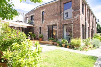 Stillvolle Design-Loftwohnung mit privatem Garten in diskreter Hinterhoflage