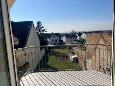 Lichtdurchflutete Dachgeschosswohnung mit Südbalkon & Garage -provisionsfrei