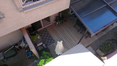 Bezugsfrei: hochwertig sanierte 2-Zimmer-Wohnung mit Terrasse, EBK,  E-Stellplatz, Hobbyraum