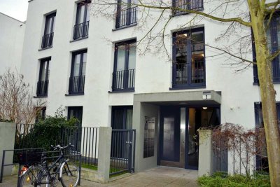 Vollmöblierte, lichtdurchflutete, ruhige und sehr attraktive 3-Zimmer Wohnung mit großem Balkon