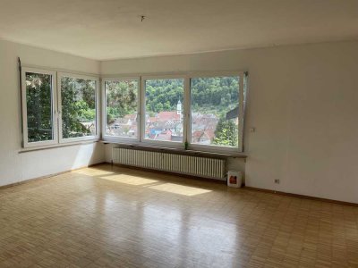 Attraktive und gepflegte 4,5-Raum-Wohnung mit Balkon und EBK in Neuenbürg