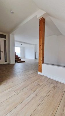 Frisch modernisierte DG-Wohnung mit großem Balkon