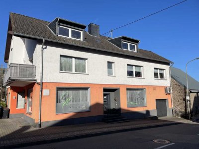 schöne, renovierte 3 Zimmer DG Wohnung