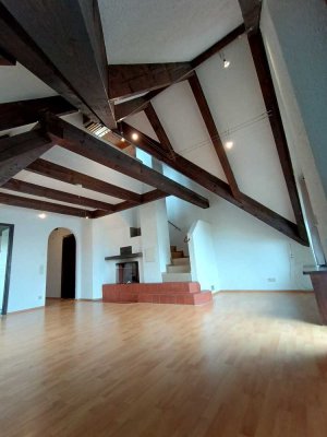Helle 3-Zimmer Maisonettewohnung mit Balkon und Einbauküche in Böblinger Straße, Holzgerlingen