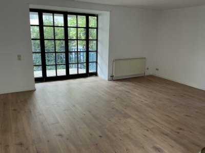 Erstbezug nach Renovierung: Hochwertige 2-ZKB mit Balkon ins Grüne – ruhige Altstadtlage
