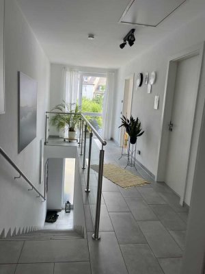 **Stilvolle, moderne DHH mit hochwertiger Einbauküche und Garage in Remscheid-Süd**