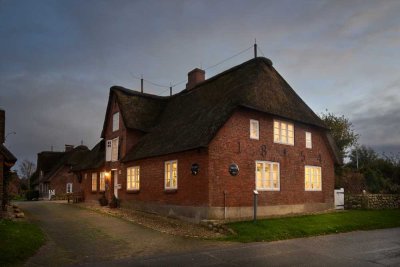 Kernsaniertes Kapitänshaus im Herzen von Oldsum!