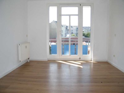 Großzügige 2 Raumwohnung mit Balkon, Bad mit Fenster, EBK, frisch renoviert!!!