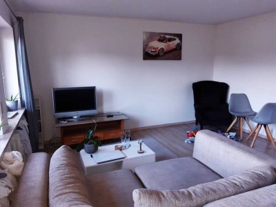 Sehr helle Wohnung mit vier Zimmern sowie Balkon und Einbauküche in Wolfertschwenden.